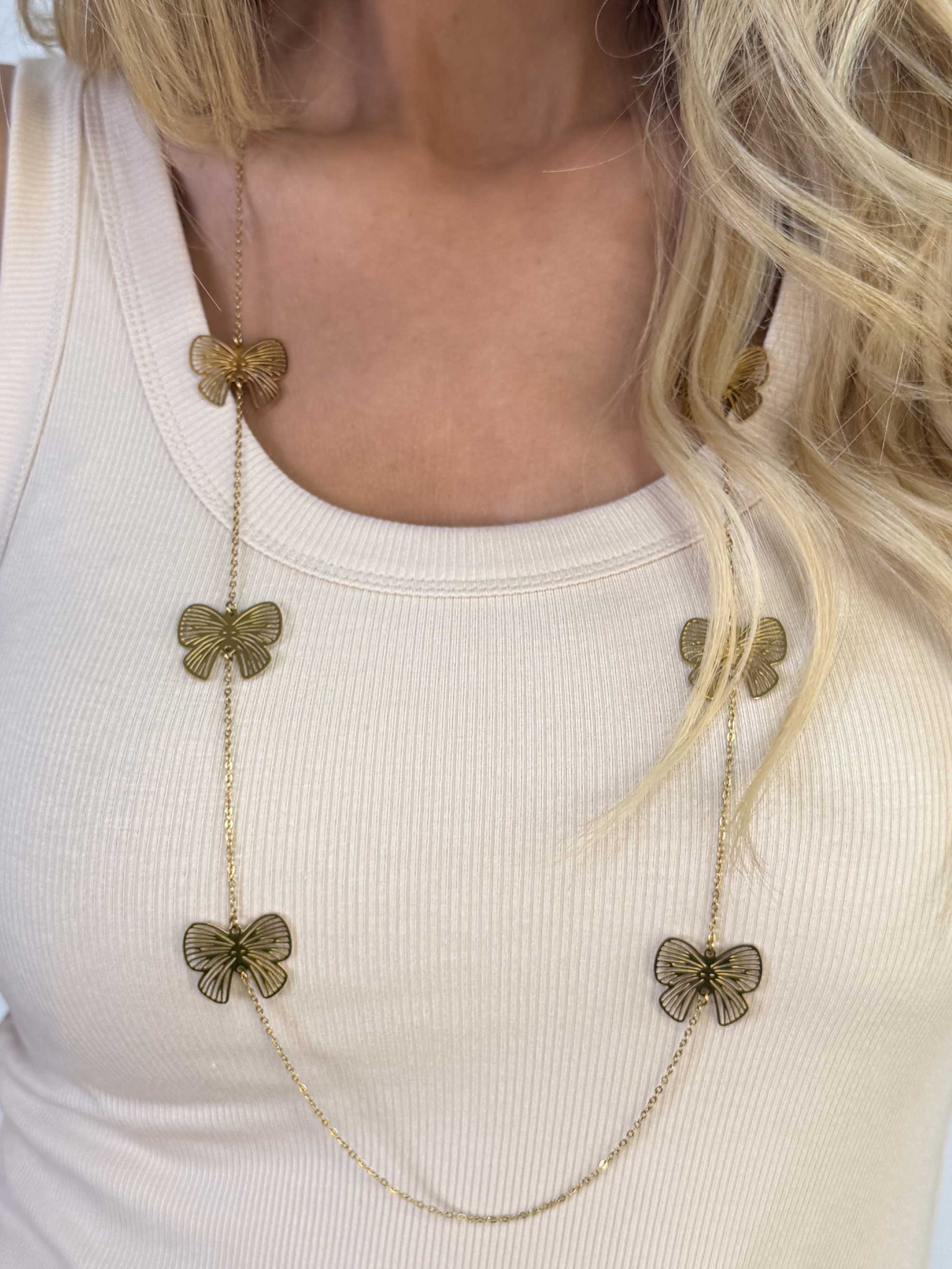 Eligold - Fint långt guldhalsband med fjärilshänge detaljerat med små fina guldfjärilar